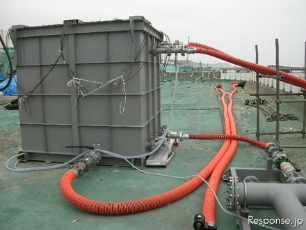 取水口のすぐ近くに設置した吸着塔。ポンプで海水をくみ上げて吸着塔で濾過して海に戻す