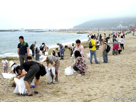 富士通テン、須磨海岸清掃（2010年）
