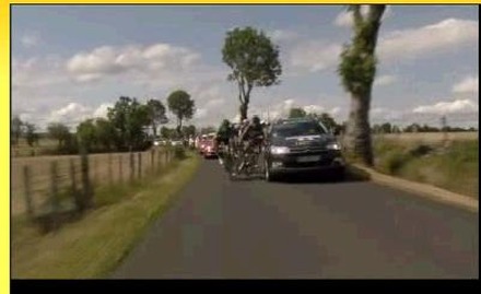 「ツール・ド・フランス」第9ステージ残り38キロ、中継車（紺色の車）がフレチャ選手に接触、同選手が倒れる