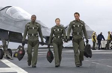 人工知能を搭載した戦闘機とパイロット3人のエア・バトルを描いた映画「ステルス」