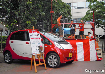 三菱は地域の夏祭り「芝まつり」でおこなわれた「ちびっこのど自慢大会」の機材用電源として、i-MiEVと給電装置を提供した（30日）