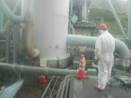 福島第一原子力発電所1・2号機主排気筒 スタックドレン配管(8月4日撮影)