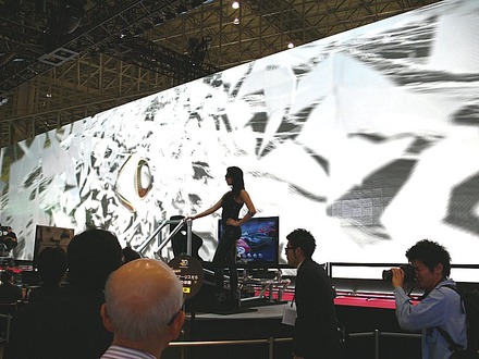 「CEATEC JAPAN　2010」。巨大な3D LEDディスプレイが設置されているソニーブースのメインステージ