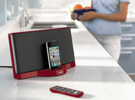 「SoundDock Series II digital music system limited-edition Red」（iPhone/iPodは別売）