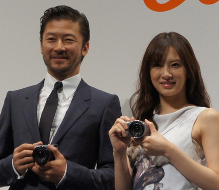CMキャラクターを務める俳優の浅野忠信さんと女優の北川景子さんがスペシャルゲストとして登場