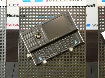 　「W-ZERO3」の新型モデル「W-ZERO3 [es]」（WS007SH）が発表された。発売は7月27日。ストレート型の携帯電話と同様に片手での操作が可能となっているが、スライドさせることでQWERTYキーボードが現れるというインターフェイスが採用されている。