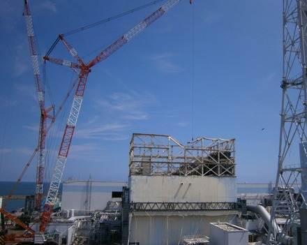 福島第一原子力発電所1号機　原子炉建屋開口部　ダストサンプリング風景 （8月30日撮影）