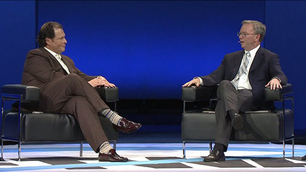 Googleのエリック・シュミット（Eric Schmidt）会長（右）とマーク・ベニオフ(Marc Benioff）セールスフォースCEO