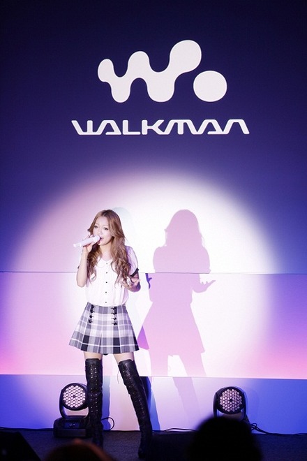 「ウォークマン」発表会で新曲を披露する西野カナ