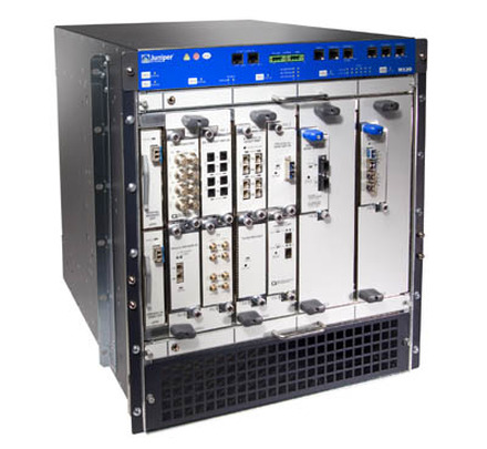 　ジュニパーネットワークスは、マルチサービスエッジルータ「M120」を発表した。M320を機能拡張しつつ小型化したルータで、転送能力は半二重120Gbps。IQ2PICを含む既存のPICが利用可能となっている。出荷開始は2006年10月の予定。