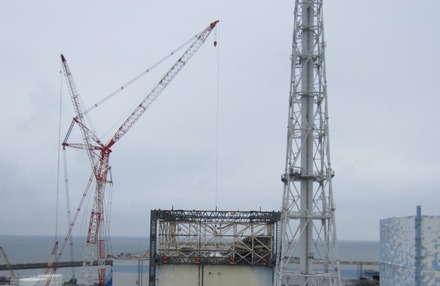 福島第一原子力発電所　１号機原子炉建屋開口部ダストサンプリング風景