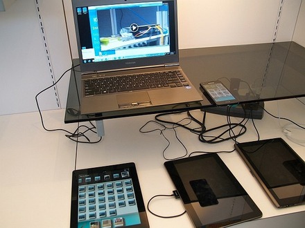 Pair ＆ Shareのデモ。PCとiPad、Android搭載スマートフォンおよびタブレットとの間で写真を共有