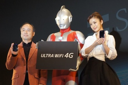 左から孫正義社長、ウルトラマン、上戸彩