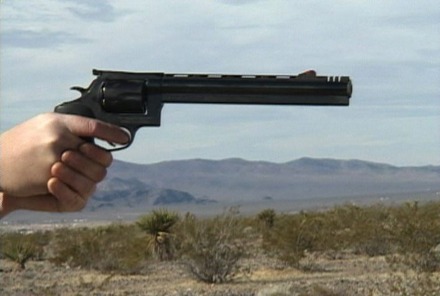 ハンドガンやショットガンなど多種多様な銃の性能を紹介する番組「THE GUN」