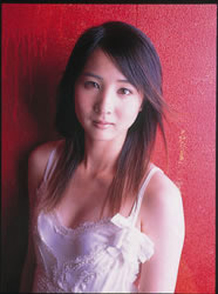 　第2日本テレビの第2期専属女性アナウンサー「小谷静香」が、本日28日発売の「月刊ザテレビジョン別冊 G（グラビア）ザテレビジョン」でグラビアデビューを果たした。