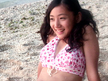 　8月29日に公開された紗綾たちの沖縄ロケオフショットの続編が、一挙6本公開だ。