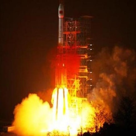 中国のロケット長征で打ち上げられる北斗の衛星