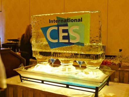 CES Unveiled会場ではアルコールなども振る舞われ、フランクな雰囲気の中で展示が行われる