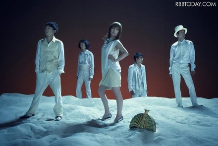東京事変は椎名林檎を中心に2004年5月に結成。現在まで7枚のシングルと5枚のアルバムを発表していた