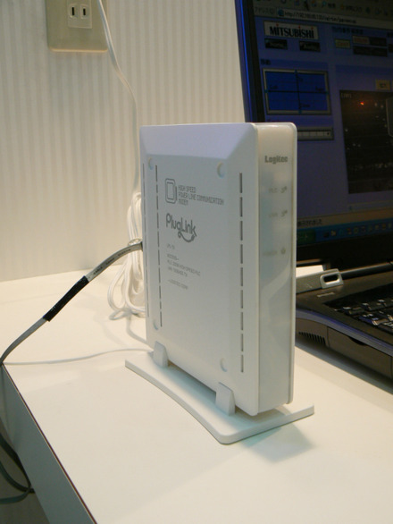 　幕張メッセにて開催されているCEATEC JAPAN 2006にて、ロジテックのPLC対応電力線イーサネットアダプタの実働デモが、三菱マテリアルのブース内にて公開されている。