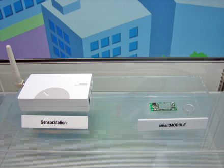 　CEATEC JAPAN 2006（会場：幕張メッセ）の日立産機システムブースに、同社が9月26日に発表したばかりの組み込み用無線通信モジュール「smartMODULE」および「Sensor Station」が展示されている。