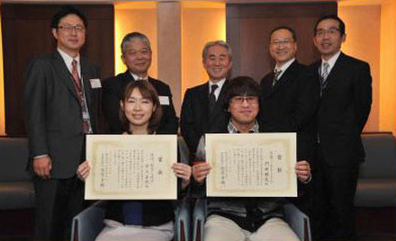 大賞受賞の門田雅史さん (前列・右) と佳作受賞の村上美然さん (前列・左) 