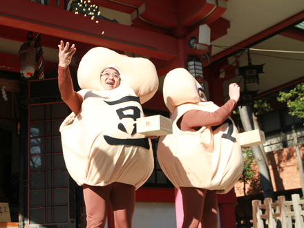 「豆マン」となり、豆まきをするサンドウィッチマンの2人