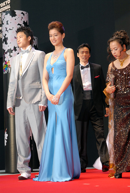 華やかなドレスをまとった黒谷友香。映画「TANNKA」に出演