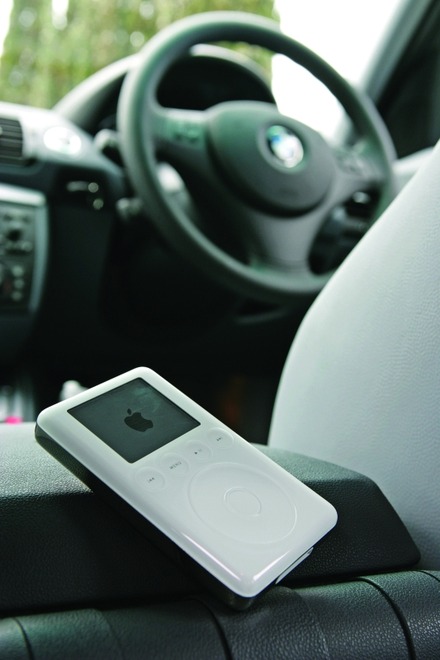 　ビー・エム・ダブリュー（BMJ）は24日、iPodを同社のBMW車両搭載のオーディオ機器に接続するキットを25日より発売すると発表した。これまでは、一部車種に限られていたが、今回、その対象が大幅に広がる。