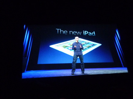 「The new iPad」を発表するアップルCEOのティム・クック氏