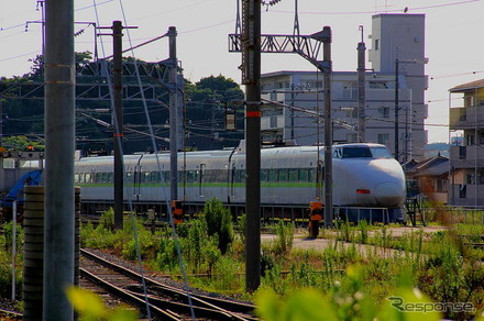 新下関駅在来線ホームから見る100系4両編成。テールランプが灯る。