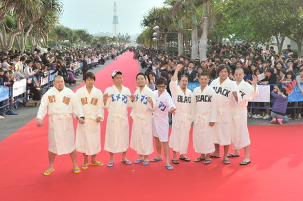 沖縄国際映画祭でレッドカーペットを闊歩する「エメマン芸人」たち