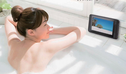 「Meopad AQUA」（型番：MEO-T780AQUA）をバスリームで利用するイメージ