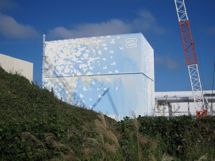 2号機原子炉建屋外観~2・3号機間西側高台から撮影~