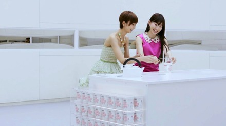 篠田麻里子が小嶋陽菜に斬新な「カップヌードル」の食べ方を伝授