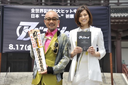 映画『アベンジャーズ』日本ヒット祈願。吹き替え声優の竹中直人（向かって左）と米倉涼子。