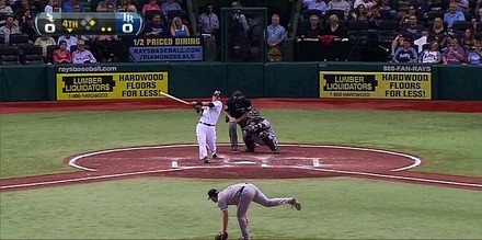4回2死1塁の場面で第2打席が回ってきた松井秀喜。初球を見事右中間に運んだ。MLB.comでダイジェスト動画を公開中