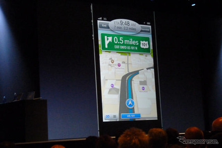 アップルの開発者向けイベントWWDC 2012（Apple World Wide Developpers Conference 2012）の基調講演、iOS 6のプレゼンテーションの様子。