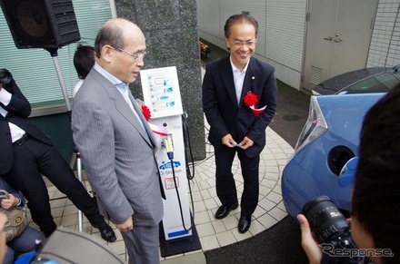 石川県の谷本正憲知事（左）とトヨタ自動車の友山茂樹常務役員