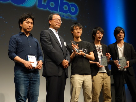 KDDI田中社長と、第2期プログラムの各チーム代表者たち