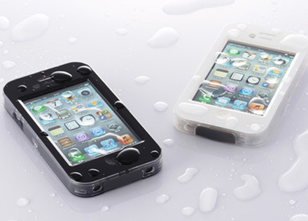 「防水ケース for iPhone 4S/4」の利用イメージ（iPhoneは別売）