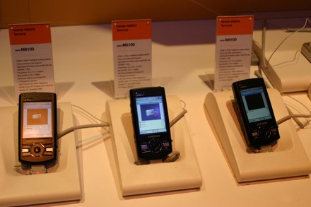 M-8100。音声部分は普通の携帯電話だが、WiMAX搭載でデータ通信が速い