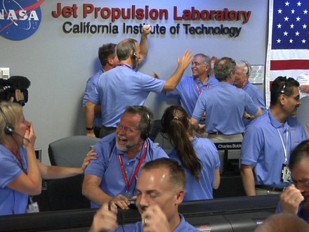 米カリフォルニア州パサデナ市にあるNASAのジェット推進研究所で、探査機の着陸を喜ぶスタッフ。現地時間6日夜。
