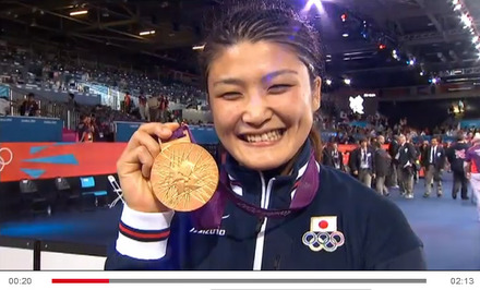 金メダルを披露して笑顔を見せる伊調馨選手