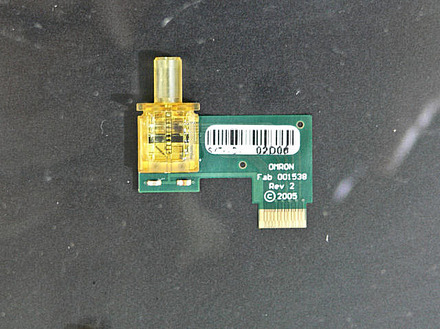 　オムロンのブースでは、HDMI映像をマルチモード光ファイバ1本で300〜400メートル伝送するというCWDM用のサブアセンブリ製品が展示されている。光ファイバにすることで、メタルケーブルに比べ信号の減衰が少なくすることができ、より長い距離が接続できる。