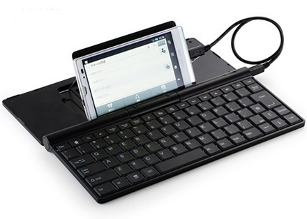 「Wired Keyboard for Android」とスマートフォンを接続したイメージ（スマートフォンは別売）