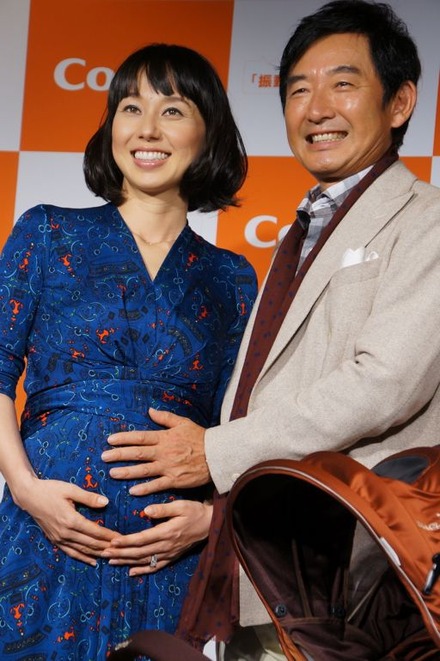 コンビの最新ベビーカー発表会に登場した、東尾理子さんと石田純一さん夫妻