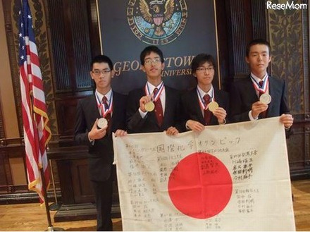 閉会式直後、メダルを手に。左から、澁谷さん、副島さん、山角さん、加藤さん。