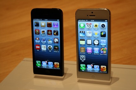 展示会/アルミ＆ガラスボディでデザインアップされたiPhone 5のブラック・ホワイト