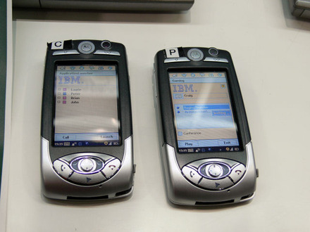 オーストラリアで契約した2台の携帯電話。画面はプレゼンスサーバからユーザリストを取得して招待しているところ